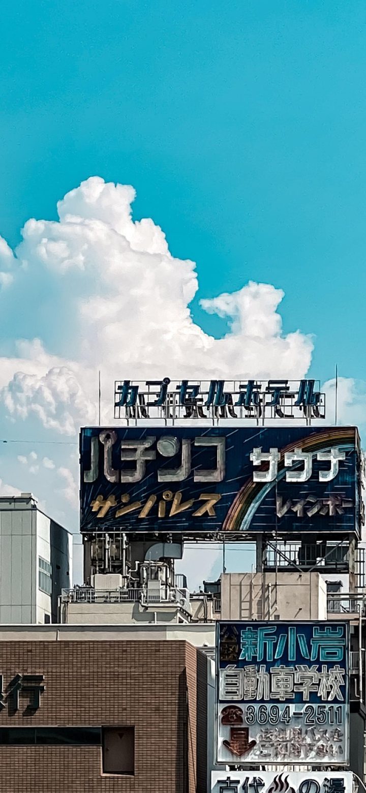 动漫花园 App 离线缓存管理界面截图，列表展示已缓存剧集的体积与完成进度，底部显示剩余可用存储空间信息